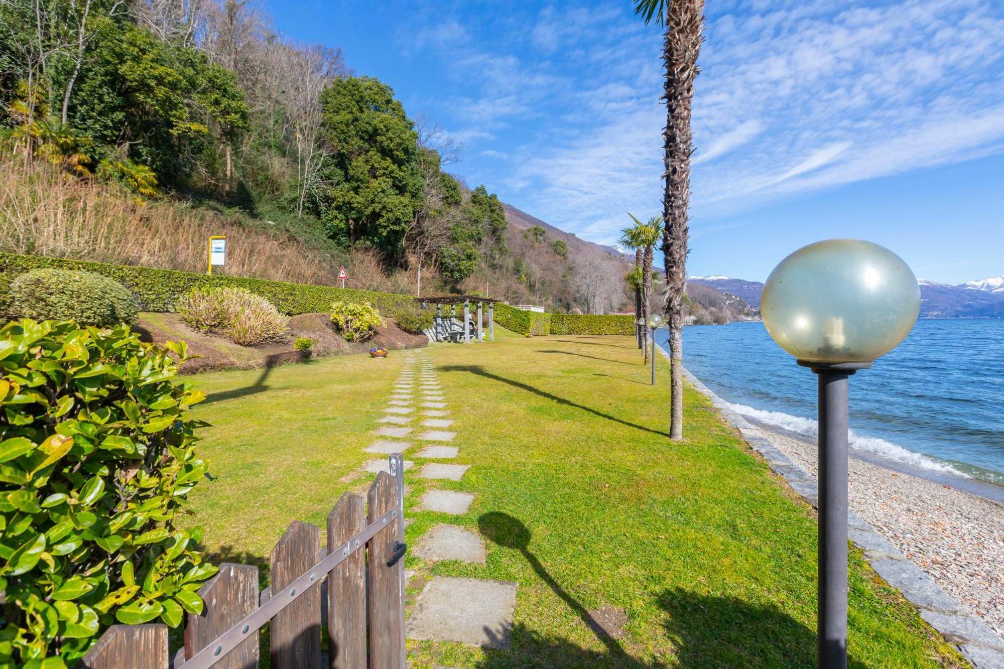 Blu Lake Apartment On Ghiffa Beach - Happy Rentals Exteriör bild