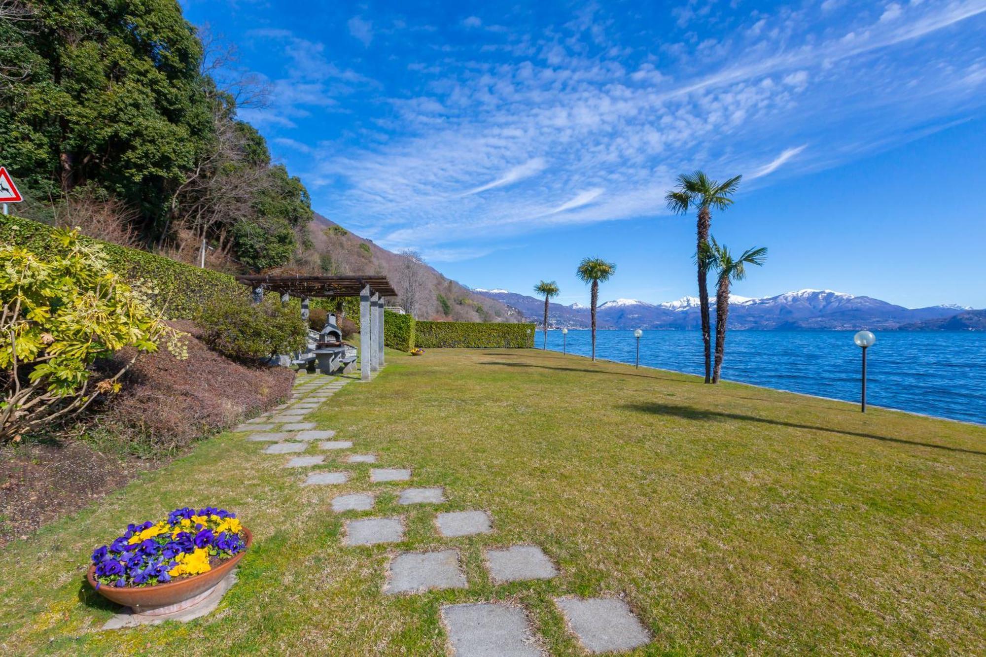 Blu Lake Apartment On Ghiffa Beach - Happy Rentals Exteriör bild