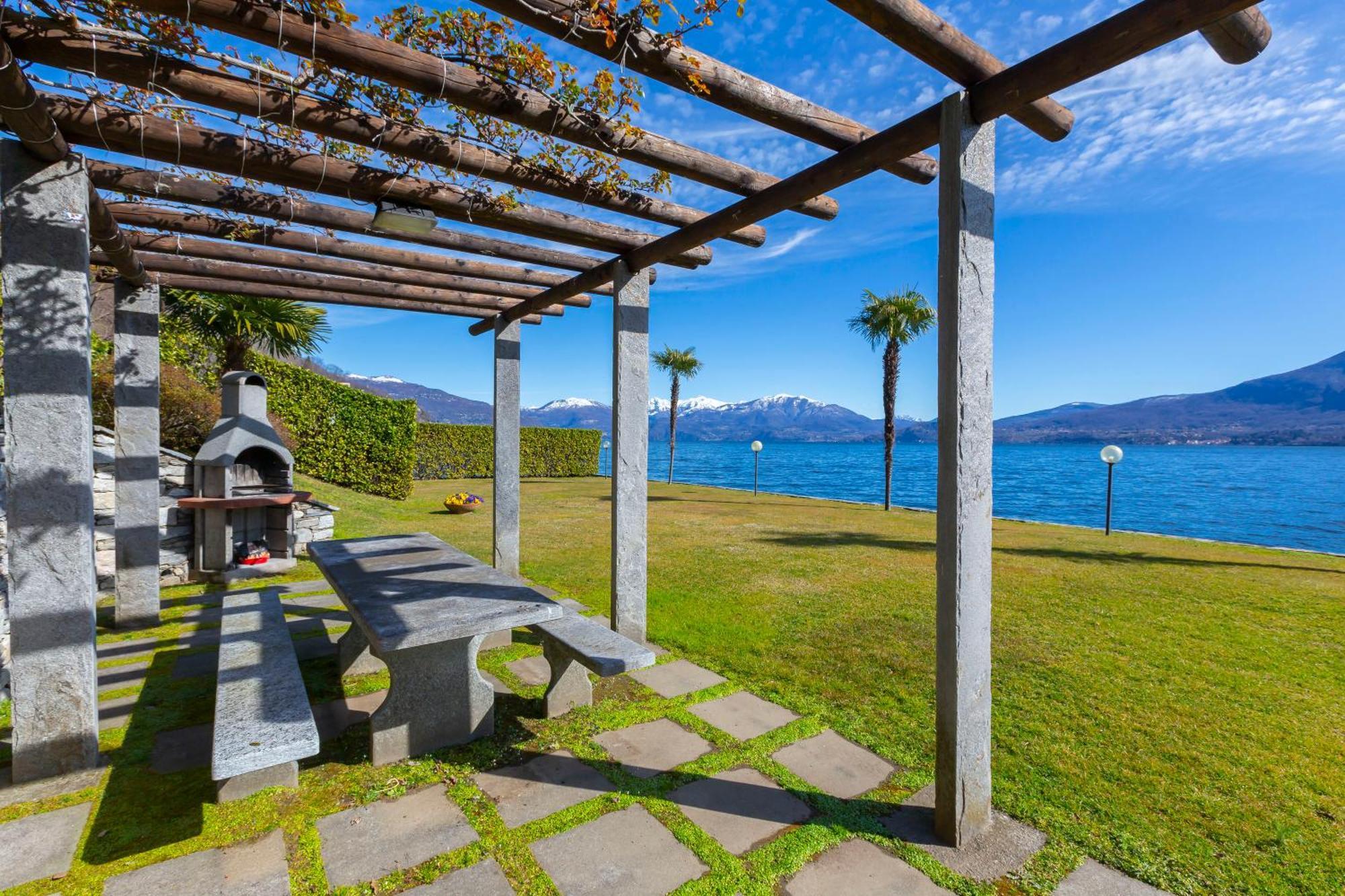 Blu Lake Apartment On Ghiffa Beach - Happy Rentals Exteriör bild
